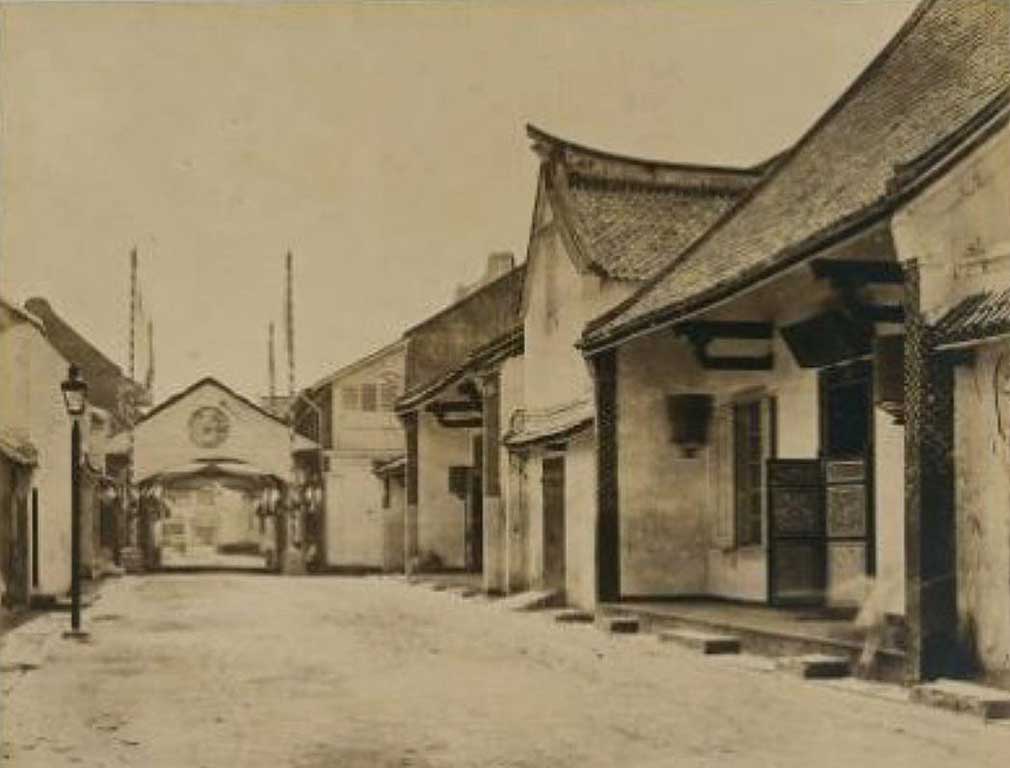 Detail arsitektur pintu dan ornamen besi tempa pada bangunan bersejarah